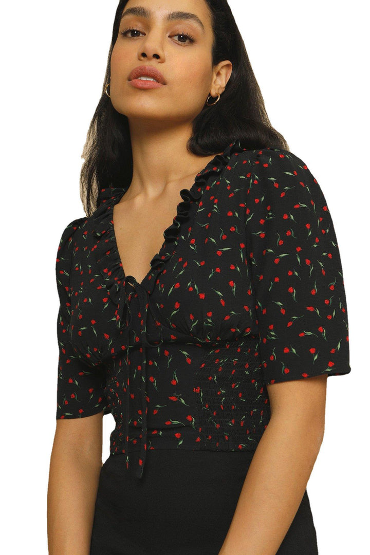 Damebluse med raffineret flæsedesign og blomsteragtige accenter Stilla