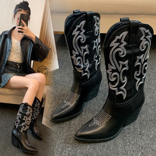 Dame cowboystøvler med elegant broderi og moderne kile-design Stilla