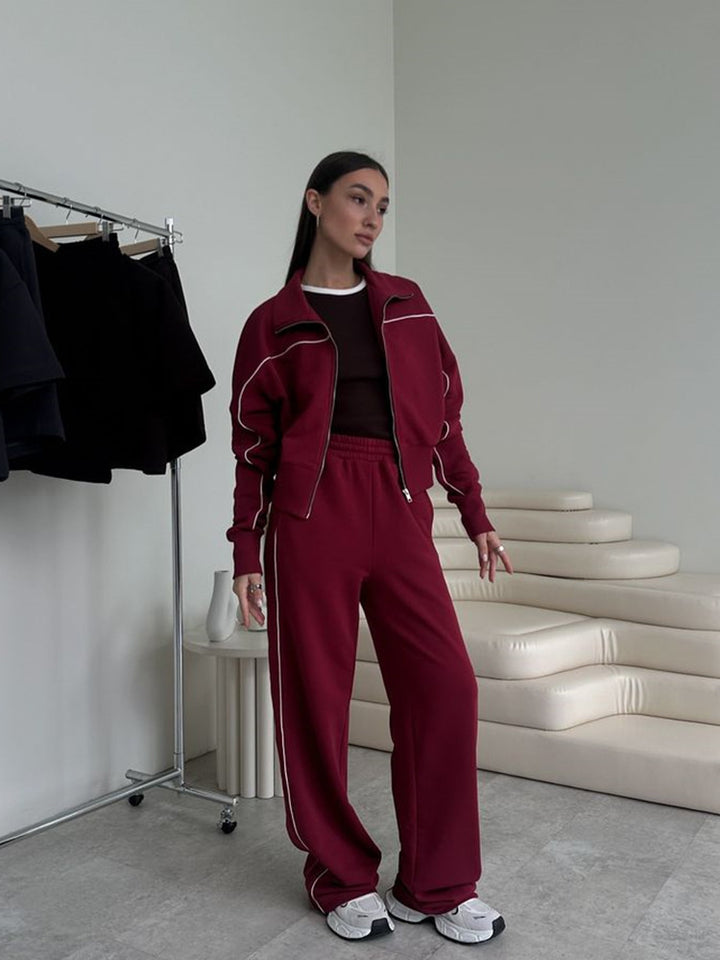Kvinders sporty to-delt i et afslappet look med en stilfuld højtstående krave og praktiske lommer Skovae