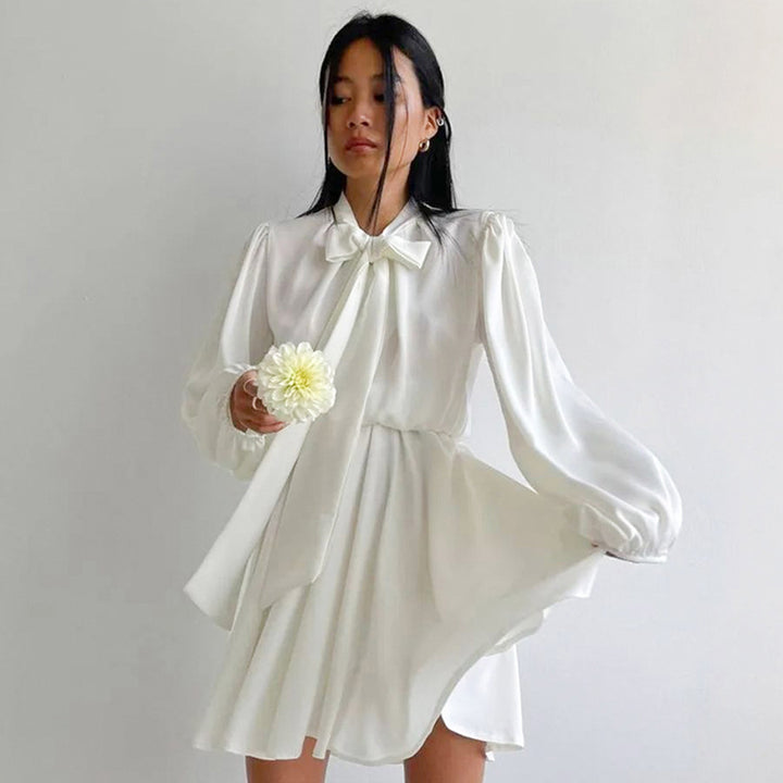 Dame Midi-kjole med elegant slipsdesign og blødt svajende kant Stilla