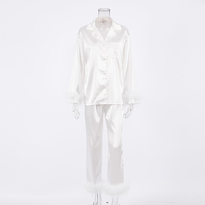 Dame Satin pyjamas med elegante fjerdetaljer Stilla