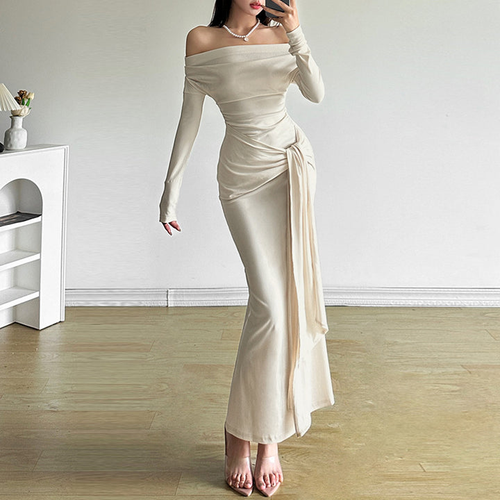 Dame elegant maxikjole med off-shoulder design og raffineret indpakningseffekt Stilla