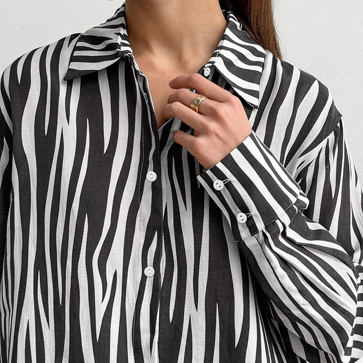 Damebluse med zebra-print og moderne snit Stilla