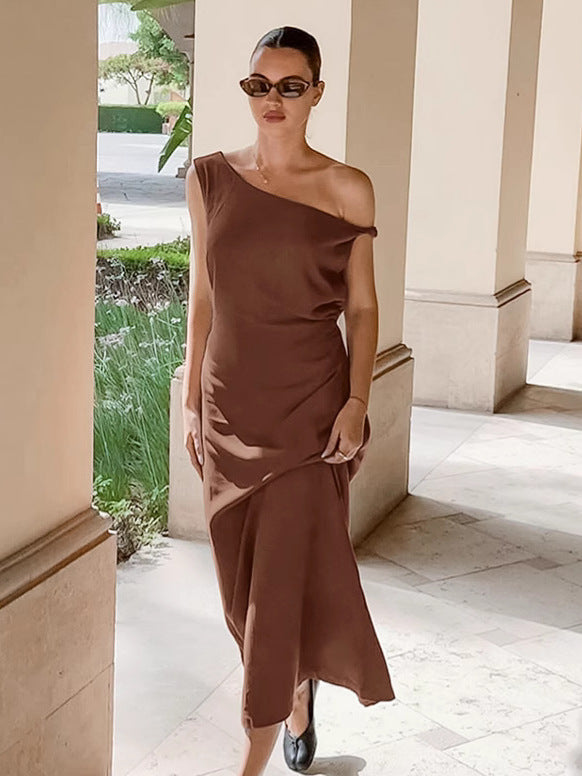 Dame maxikjole med asymmetrisk snit og elegant draperingsdesign Stilla