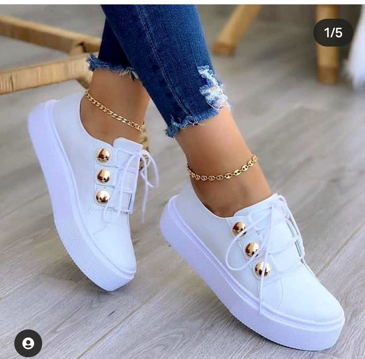 Dame nan Plateau-Sneaker i kunstlæderlook med dekorative kugler og polstret komfortfodbed Skovae