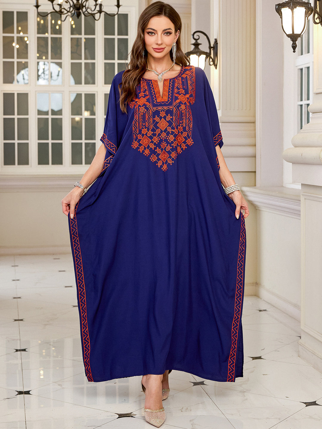 Dame kaftan med kunstnerisk broderimønster og sidelommer Stilla