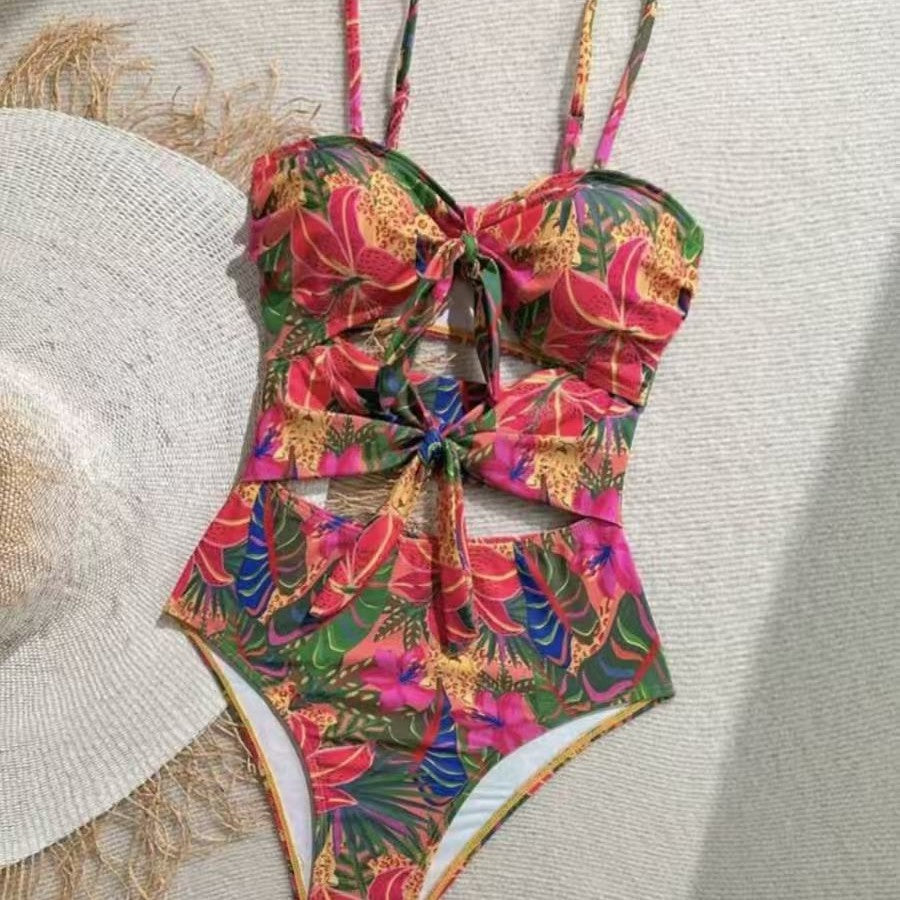 Dame one-piece badedragt med dekorativ knude detalje og legende blomstermønster Skovae