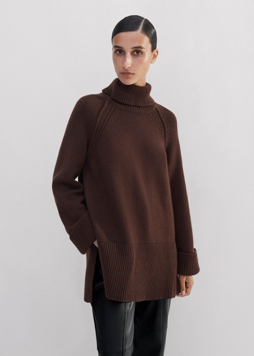 Dame grovstrik pullover med høj krave og sideslidser Stilla