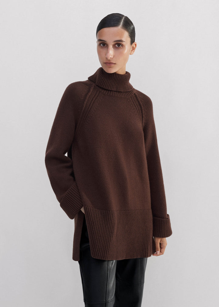 Dame grovstrik pullover med høj krave og sideslidser Stilla