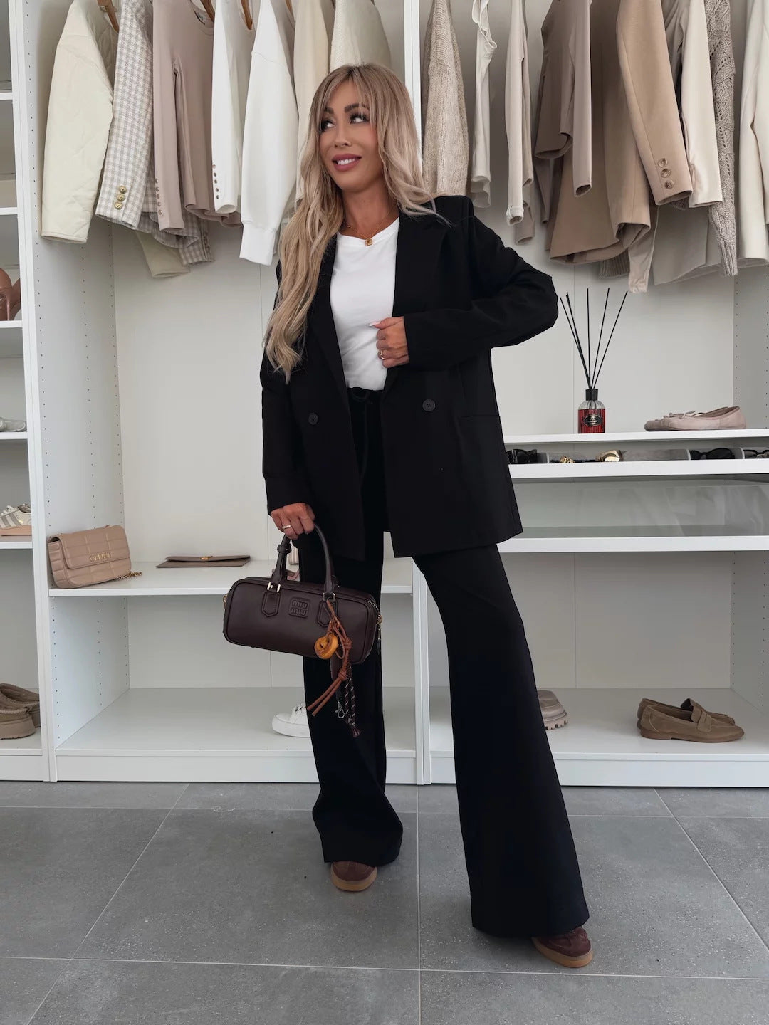 Kvinders elegante og afslappede buksedragt med brede ben og blazer Skovae