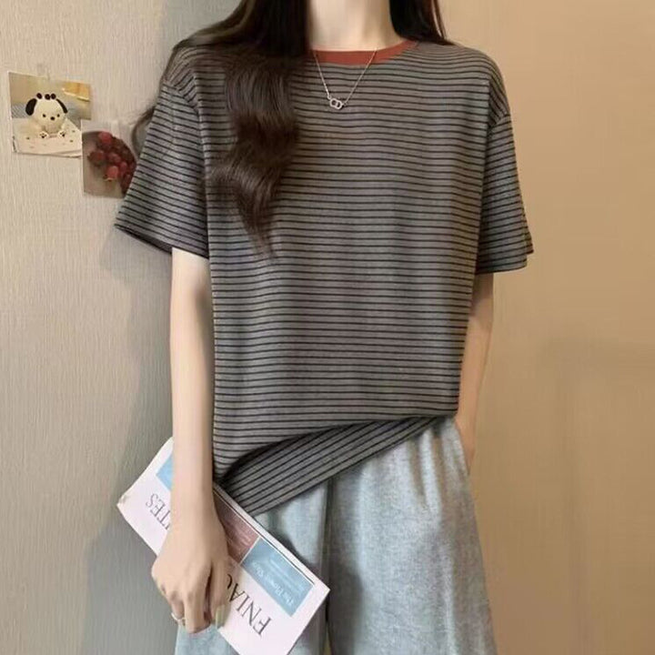 Femme Relaxed Fit Stribet T-Shirt med Kontrast Udsnit Stilla