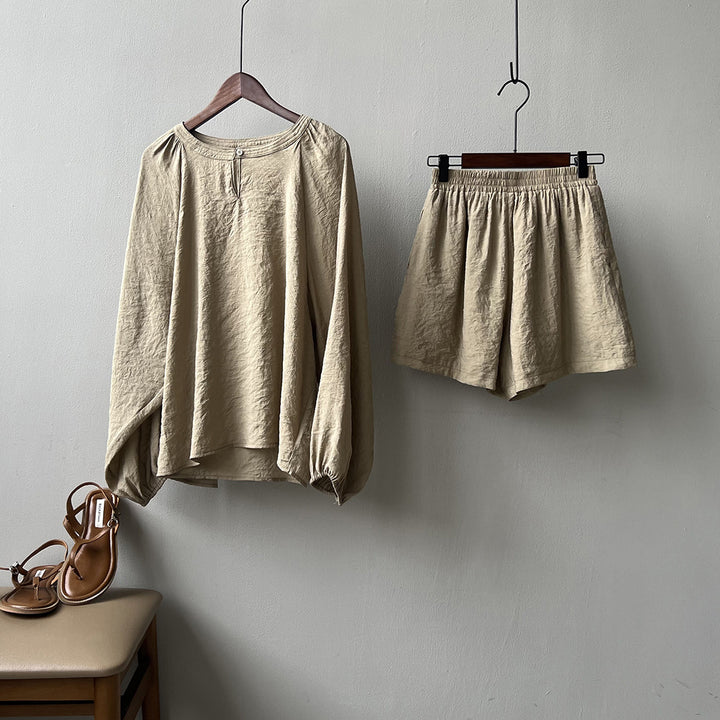 Dame sæt bestående af afslappet, luftig overdel og shorts med elastisk talje Stilla