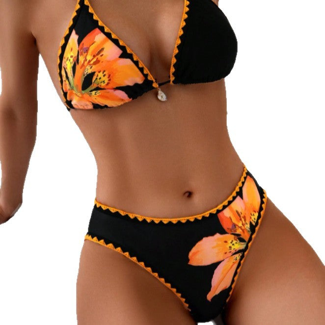 Dame triangelbikini med blomsterprint og attraktive flæsedetaljer Skovae