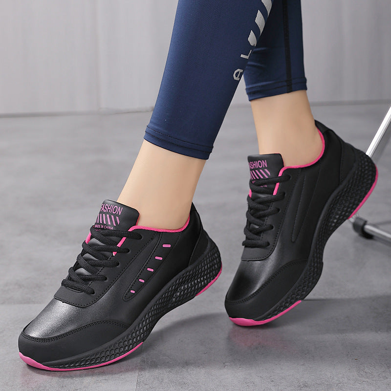 Dame nan elegante Plateau-Sneaker lavet af kunstlæder med bikage-struktureret dämpningssål og ergonomisk komfortfodbed Skovae