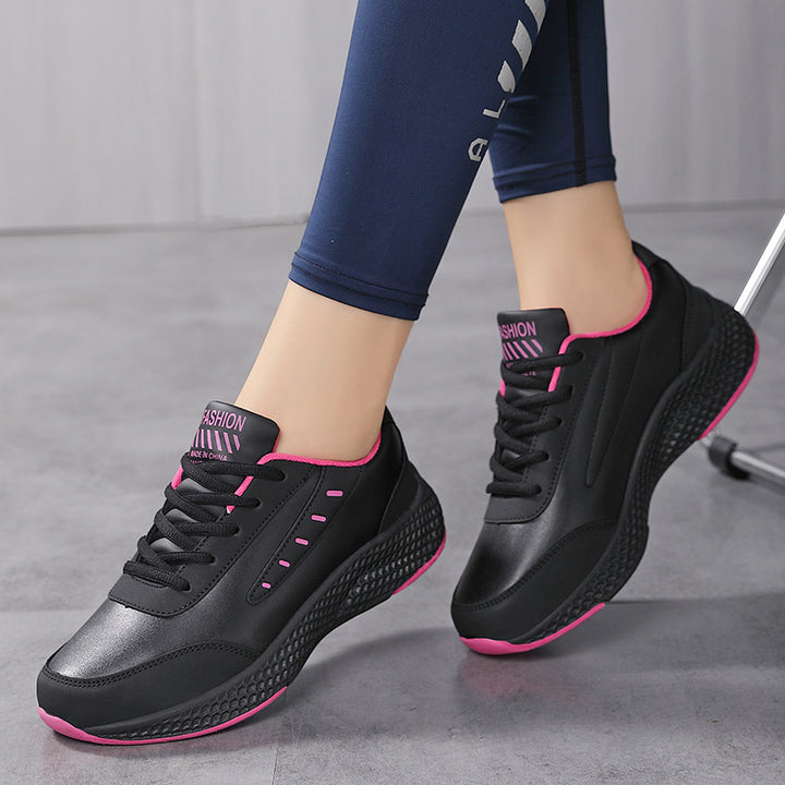 Dame nan elegante Plateau-Sneaker lavet af kunstlæder med bikage-struktureret dämpningssål og ergonomisk komfortfodbed Skovae