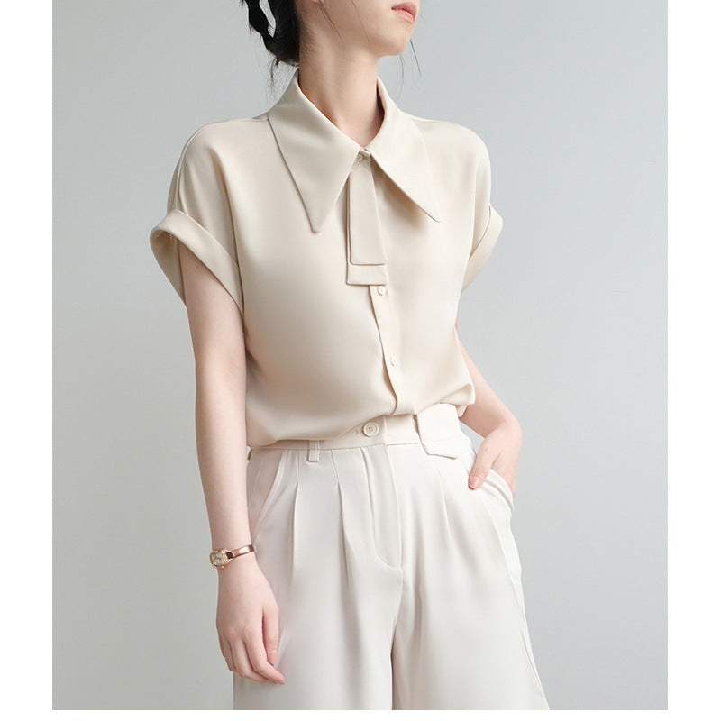 Dame elegant kortærmet bluse med smart ståkrave og fine knapdetaljer Stilla