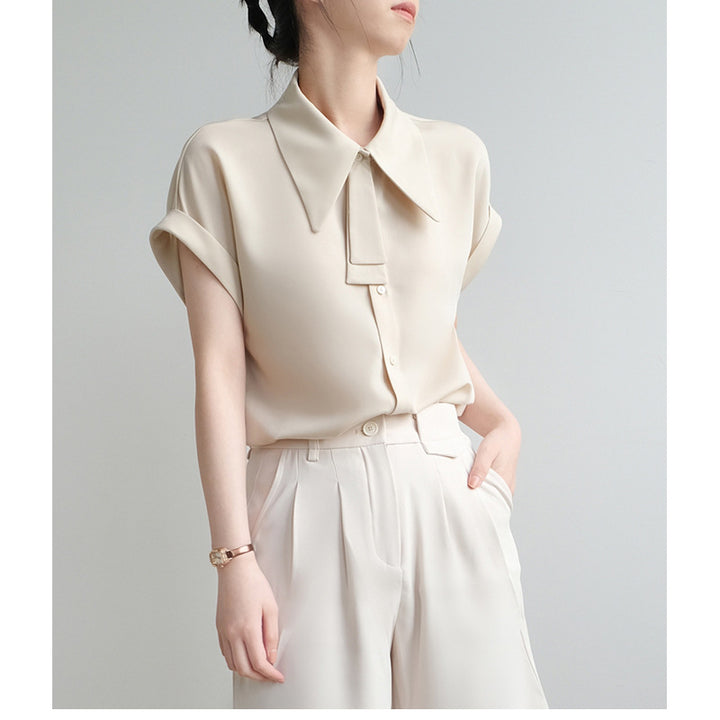 Dame elegant kortærmet bluse med smart ståkrave og fine knapdetaljer Stilla