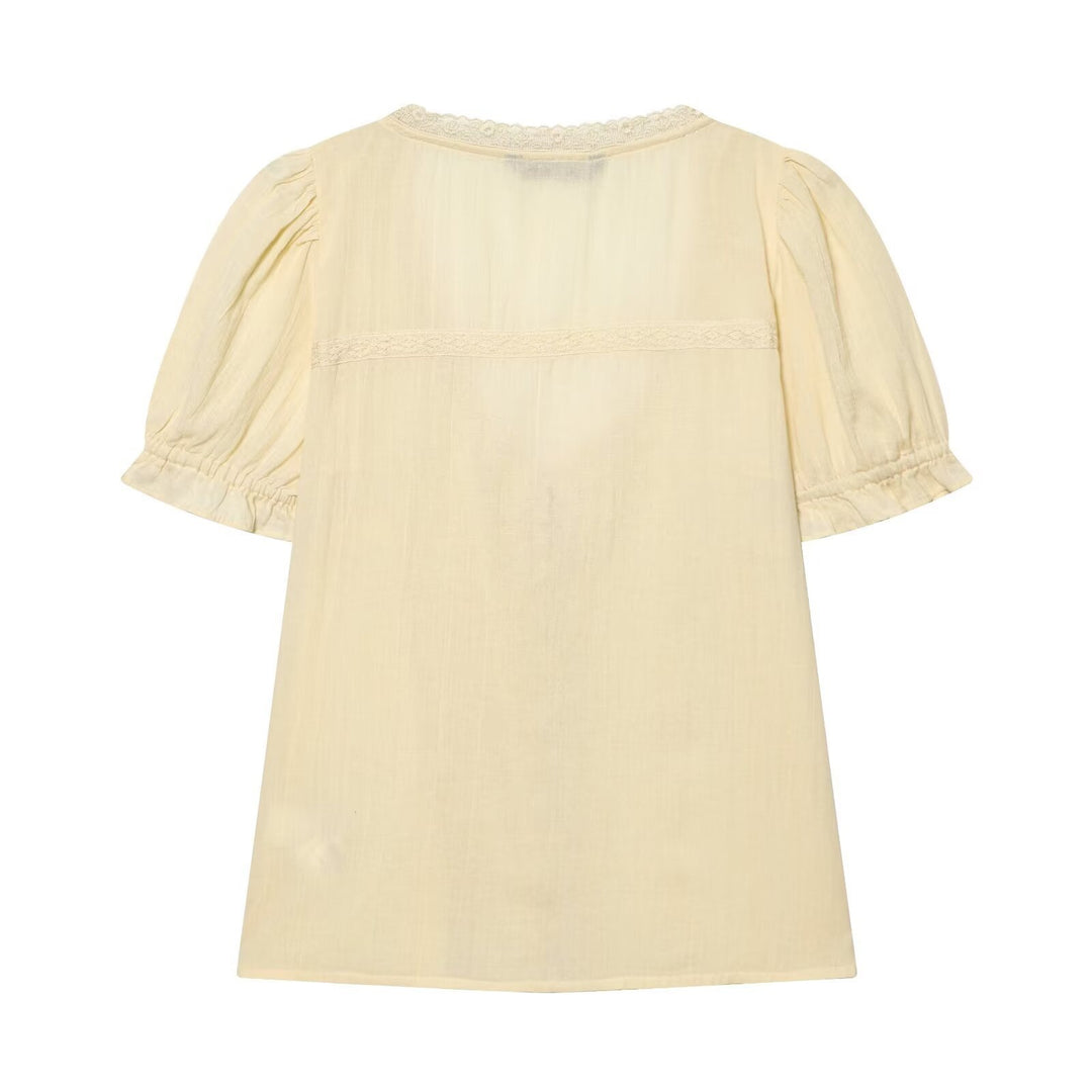 Dame luftig bluse med ruffles detaljer og dekorative knapper Skovae
