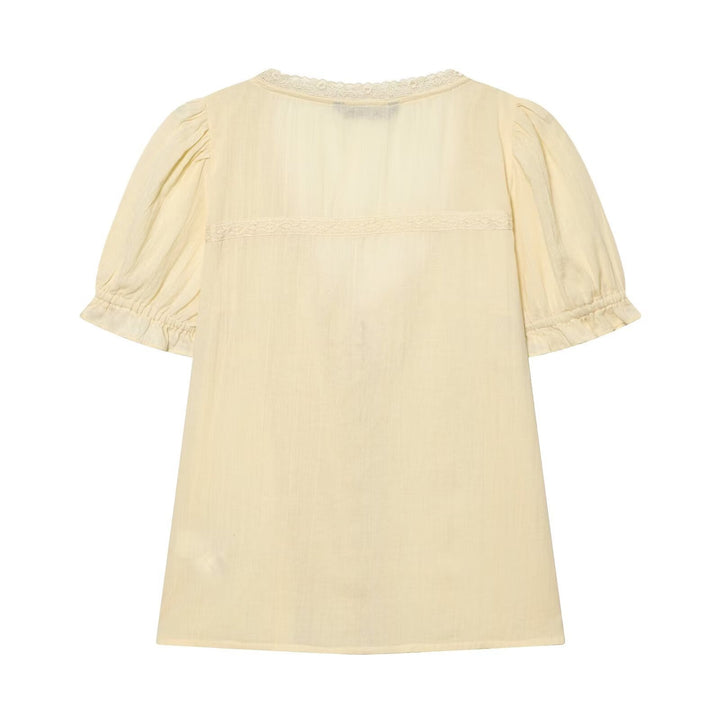 Dame luftig bluse med ruffles detaljer og dekorative knapper Skovae