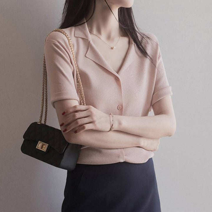 Dame elegant kortærmet bluse med klassisk krave og fine knapdetaljer Stilla