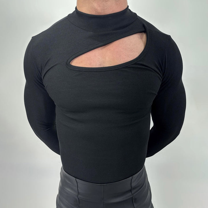 Dame med en tætsiddende langærmet top lavet af fin rib jersey med asymmetrisk skulderudskæring og høj krave Skovae