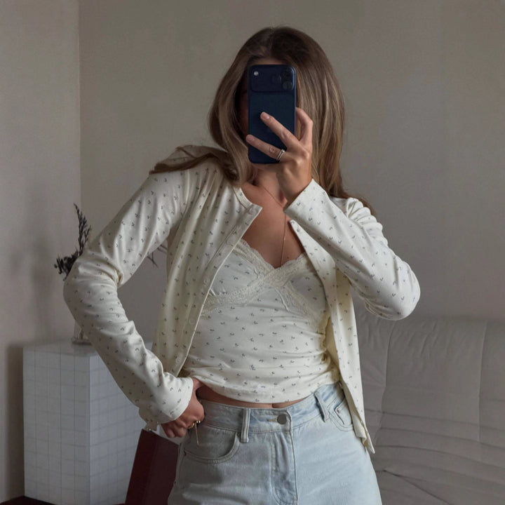 Kvinders afslappede bluse med blomsterdetaljer Stilla