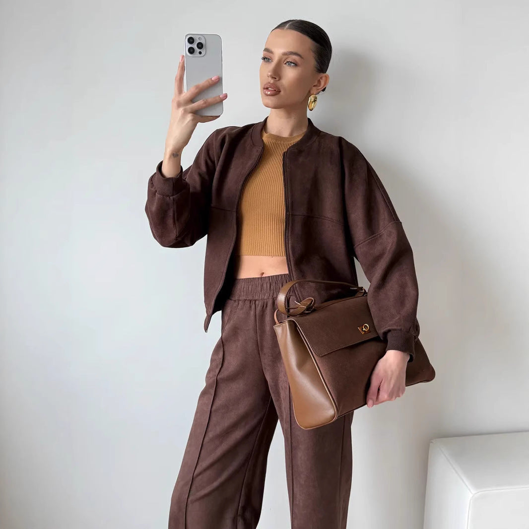 Kvindernes stilfulde fritidssæt med cropped top og løs pasform