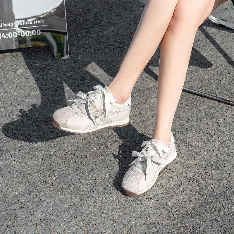 Dame Sporty Sneakers med blødt overmateriale og elegante pyntesyninger Stilla