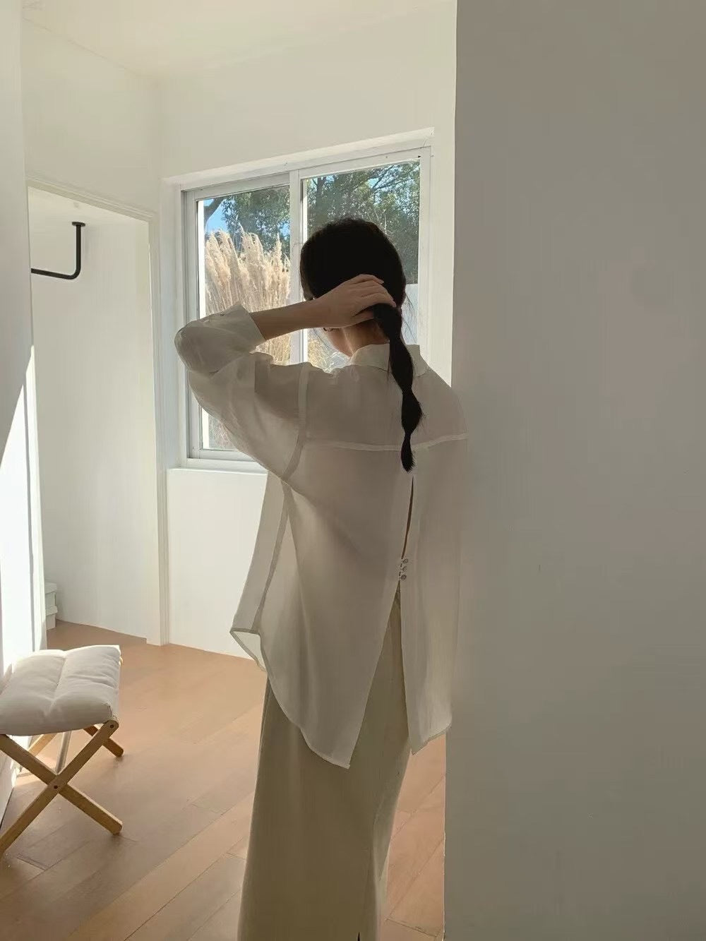 Dame Relaxed Fit Button-Up Bluse med unikt rygdetalje Stilla
