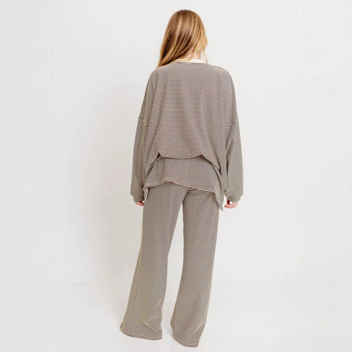 Dame nan stribet Komfort-sæt i fint ribjersey med oversized pullover og vidde buks Skovae