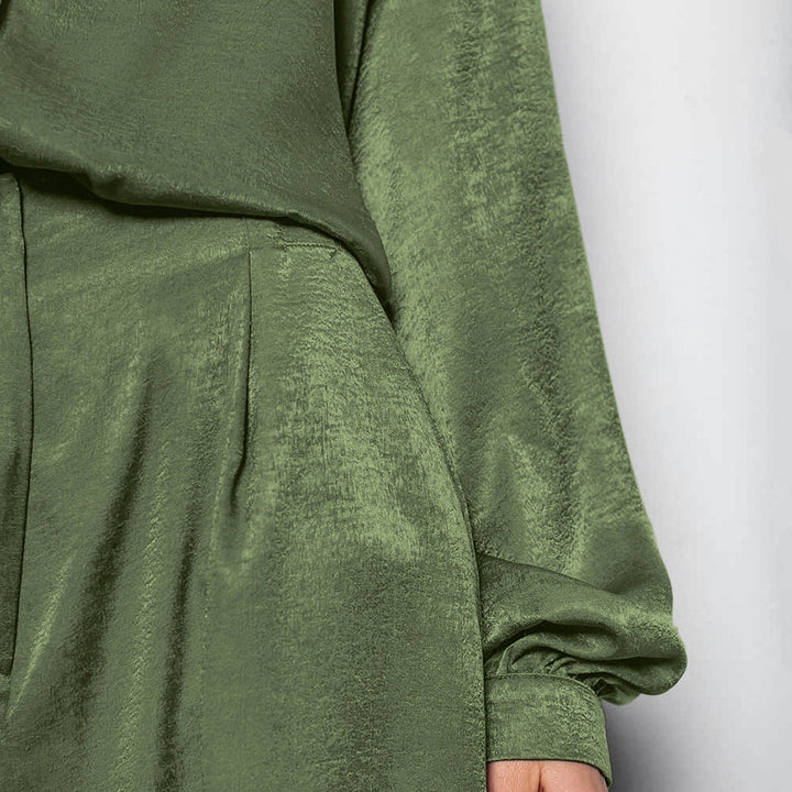 Dame Satin-bluse- og bukse-sæt med brede skær og moderne detaljer Stilla