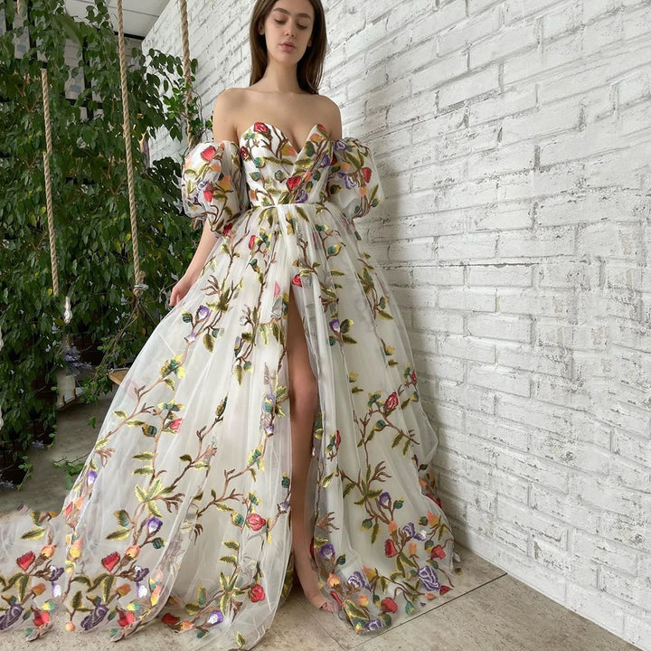 Dame Elegant aftenkjole med detaljeret håndbroderi og voluminøse ærmer Stilla