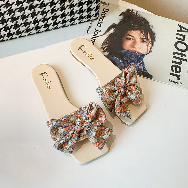Dame slippers med stort, floralt sløjfe-design og behagelig sål Stilla