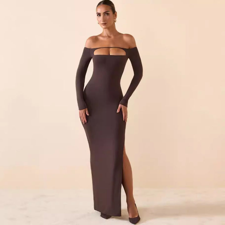 Dame tætsiddende kjole med lange ærmer og udskæring i designet og med off-shoulder stil