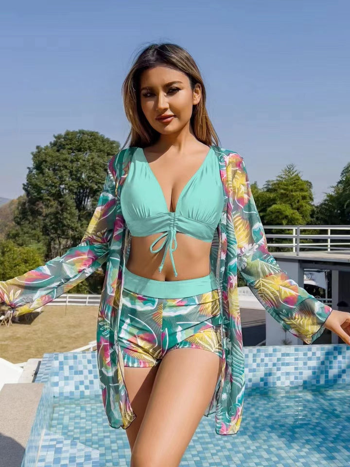Dame bikini-sæt med floralt vikle overdel og behagelige shorts Skovae