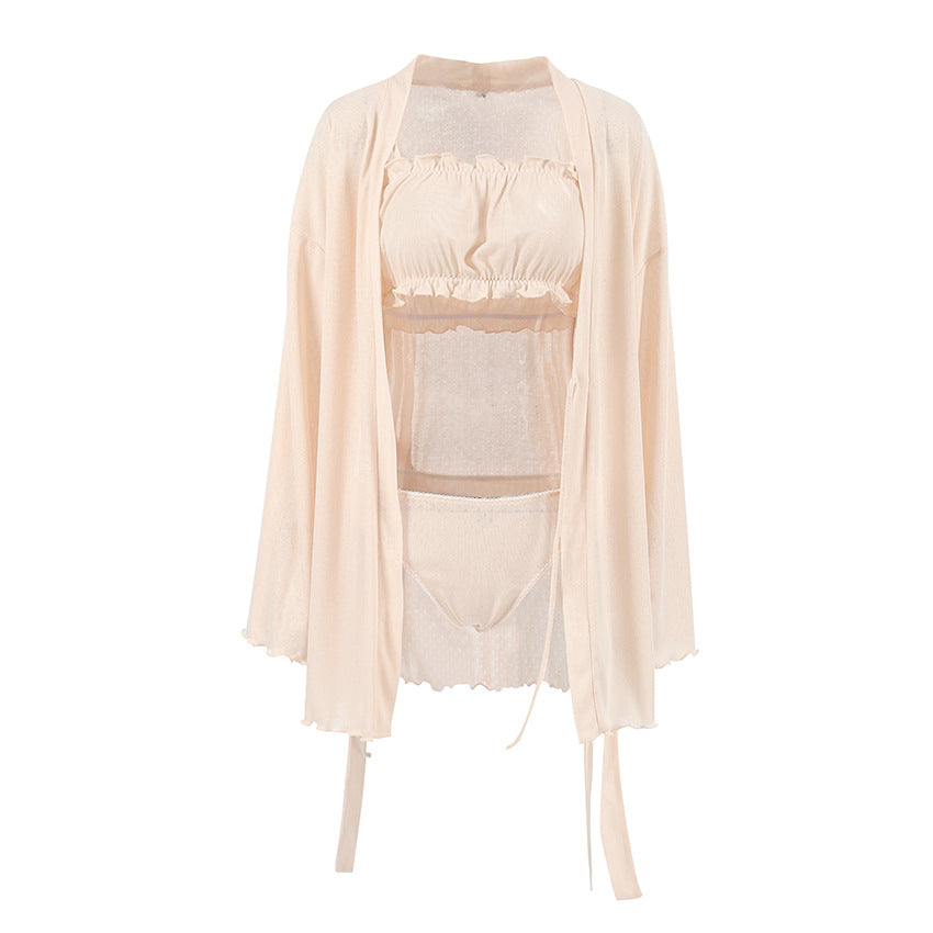Damebadetøjssæt med elegant volangdetalje og gennemsigtig robe Stilla