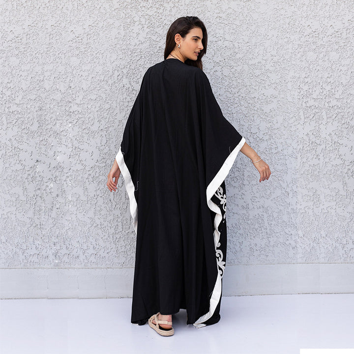 Dame Kaftan med kunstnerisk broderidesign og vidt svajende ærmer Stilla