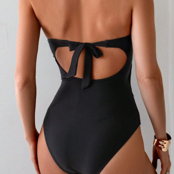 Dame Bandeau badedragt med cut-out og dekorativt smykkeelement Skovae
