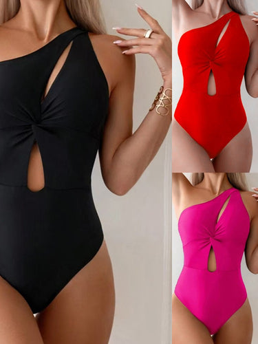 Dame one-piece svømmedragt med asymmetrisk udskæring og figursyet design Stilla