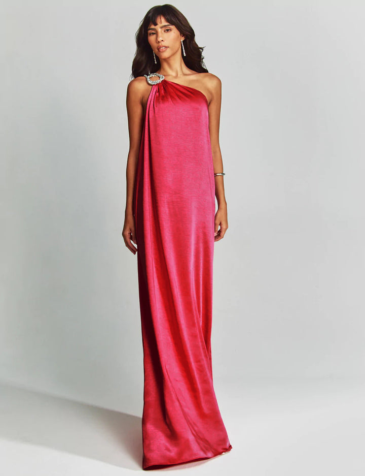 Dame Elegant off-shoulder aftenkjole med flydende stof og glitrende broche Stiila