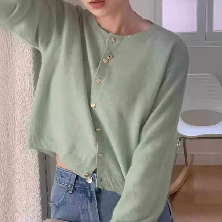 Dame finstrikket cardigan med dekorative knapper og stilfuld snit Stilla