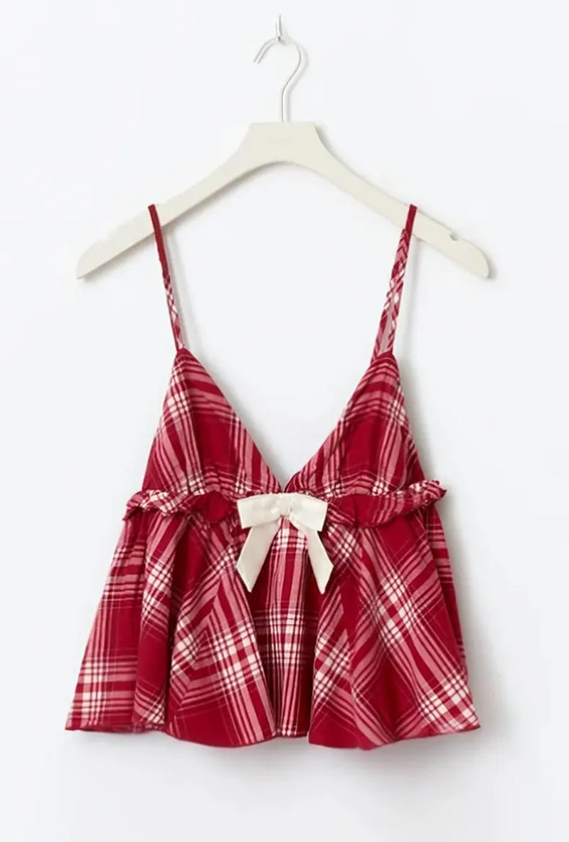 Dame i et afslappet pyjamassæt med rummelig camisole-top, rynket under brystet og bukser med gummibånd Skovae