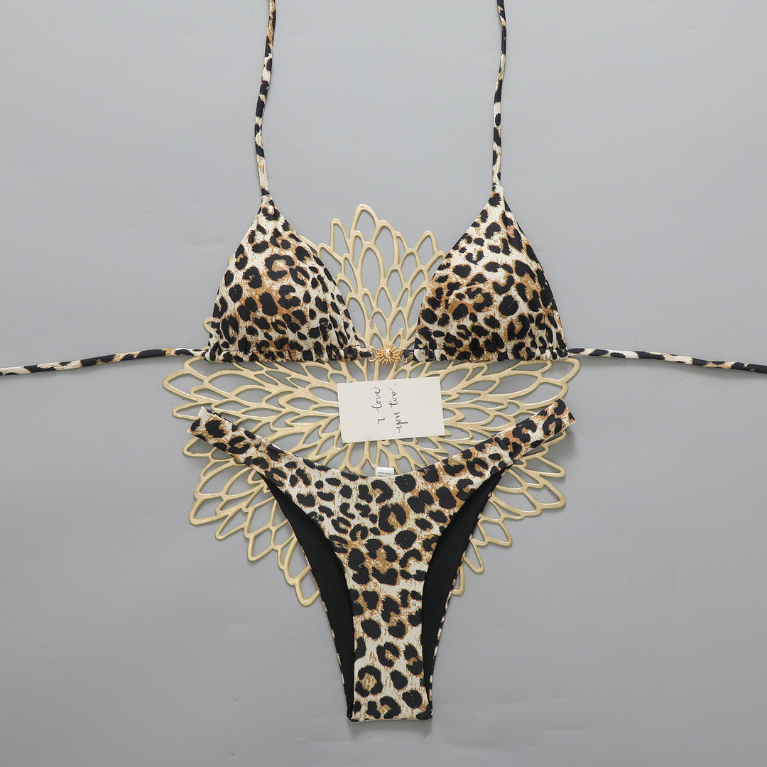 Dame triangle-bikini med elegant prikket design og stilfuld kontrast skovæ