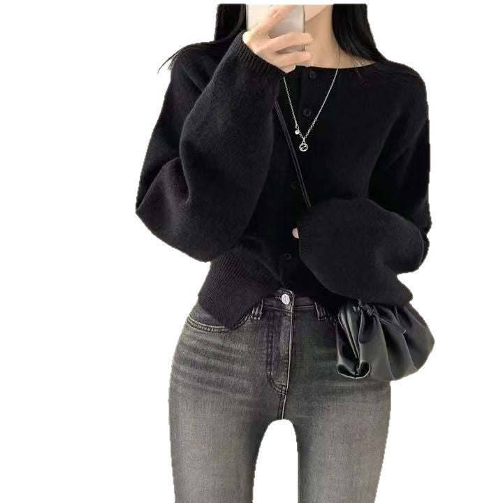 Kvinders crop sweater med knapdetalje og oversized ærmer Stilla