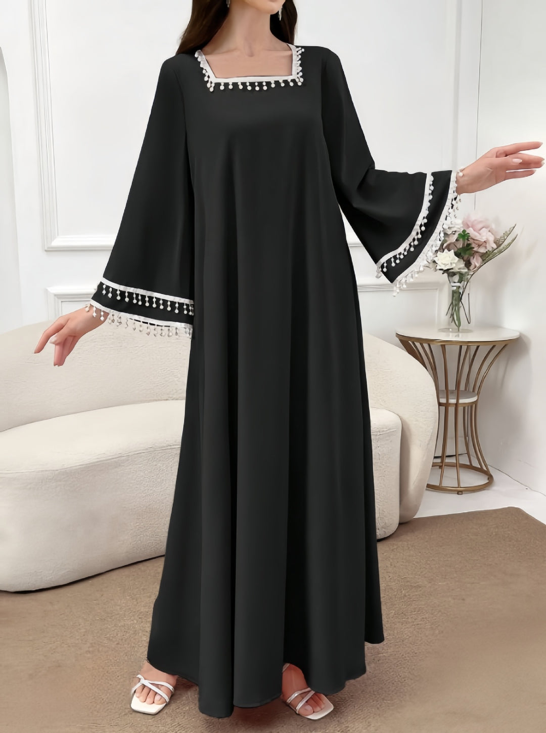 Kvindelige elegante maxi kjoler med dekorative franje og brede ærmer
