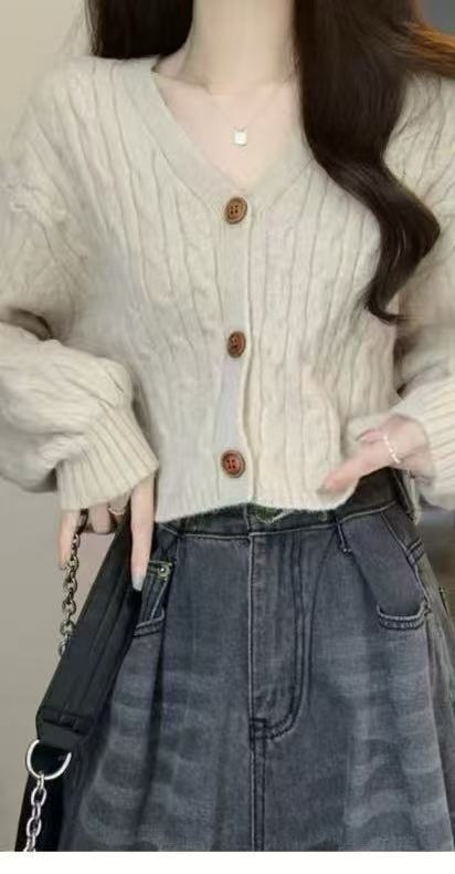 Kvinders chunky strikket cardigan med knapdetaljer og dyb V-hals Stilla