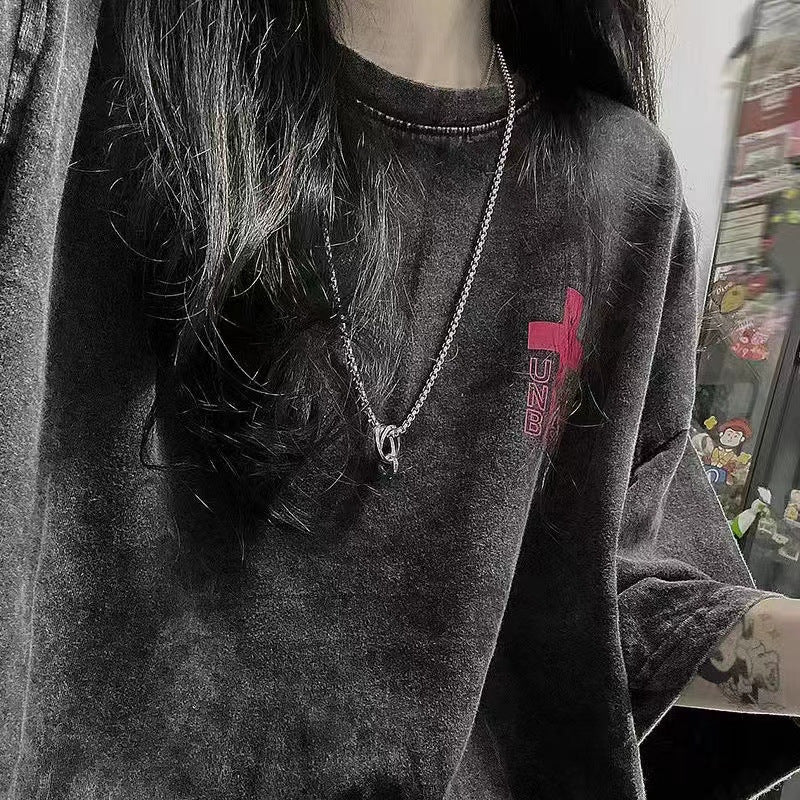 Dame T-shirt i afslappet oversized stil med unik grafik og behagelig rundhalsudskæring Stilla