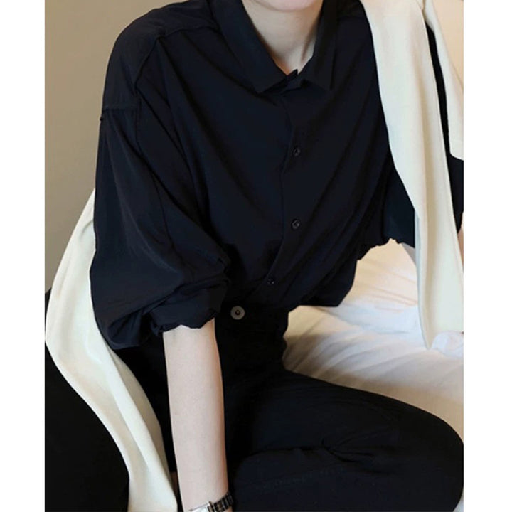 Dame afslappet bluse med ballonformet snit og elegant knaplukning Stilla