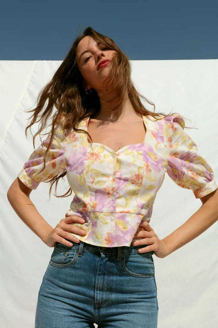 Dame figursyet bluse med voluminøse pufærmer og blomstret design Stilla