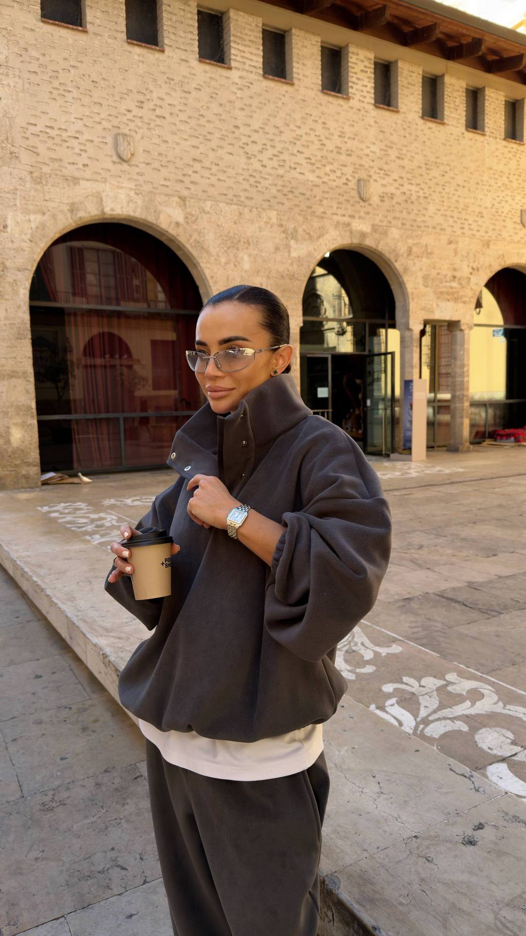 Kvinders hyggelige oversized fleecepullover med høj krave og elegant snøre-applikation Skovae
